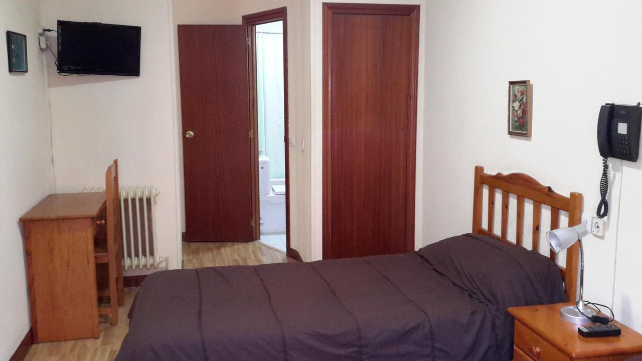 Hostal Rio Parana Madrid Exterior foto
